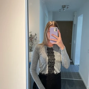 Tröja från strandivarius  - En sparsamt använd tröja från strandivarius med spets detaljer.  Du står för frakten eller om du kan mötas upp i Linköping. 