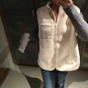 Teddy väst  - Snygg väst som passar bra inför hösten, första och sista bilden är min egen  högsta bud: 360. Köp direkt för 400