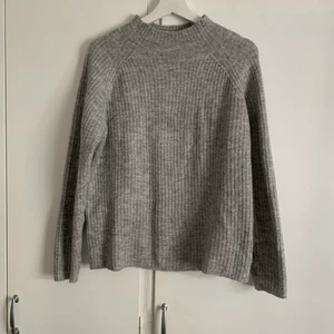 Stickad tröja - Grå stickad tröja i storlek M :) Eventuell frakt betalas av köparen 