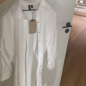 Ny långklänning från veromoda vit med sömmar i midjan