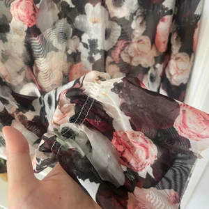 Blus från NA-KD - Supersöt blus med blommigt mönster, mesh. 