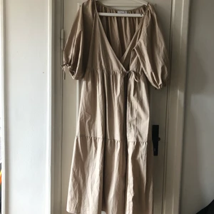 Klänning asos wrap - Klänning från asos storlek 36, stor i storlek! Passar allt mellan 34-42 beroende på hur man vill den ska sitta. Aldrig använd, nyskick