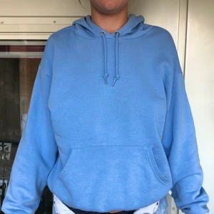 Blå hoodie - Jättefin blå hoodie, bra skick