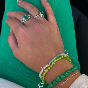 Pärlarmband - Gör pärlarmband vid beställning!! Se mitt andra inlägg där det är mer detaljerad information💗 vid många önskemål kan jag även köpa vissa pärlor som önskas. Priser kommer vi överens om men grundkostnad är 35kr för ett armband och 45 för halsband. Vid avancerade armband/halsband eller med någon dyr pärla kan det kosta lite lite mer⚡️