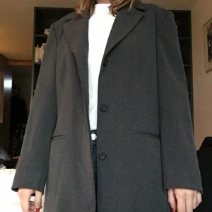 Grå kavaj - Så fin grå kavaj! Perfekt oversize för den som inte vill ha alltför stort, lite kortare i armarna än dom annars kan bli! Inte jättevarm så nog mer till för inomhus men funkar perfekt som tunn jacka! Jag har vanligtvis 34-36 och den sitter jättefint på mig