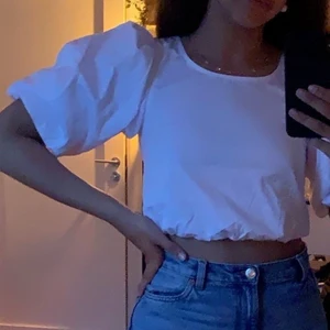 Topp - Sparsamt använd topp, säljer för att den blivit för liten💌