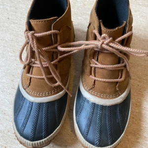 Sorel regnstövlar - Sorel Out ‘N About regnstövlar storlek EU 37 Använda bara 3 gånger, i gott skick, som nya! Nypris: 960. Köparen står för frakten. 