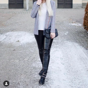 Skinnleggings - Leggings i fejkskinn från Nelly, storlek S. 