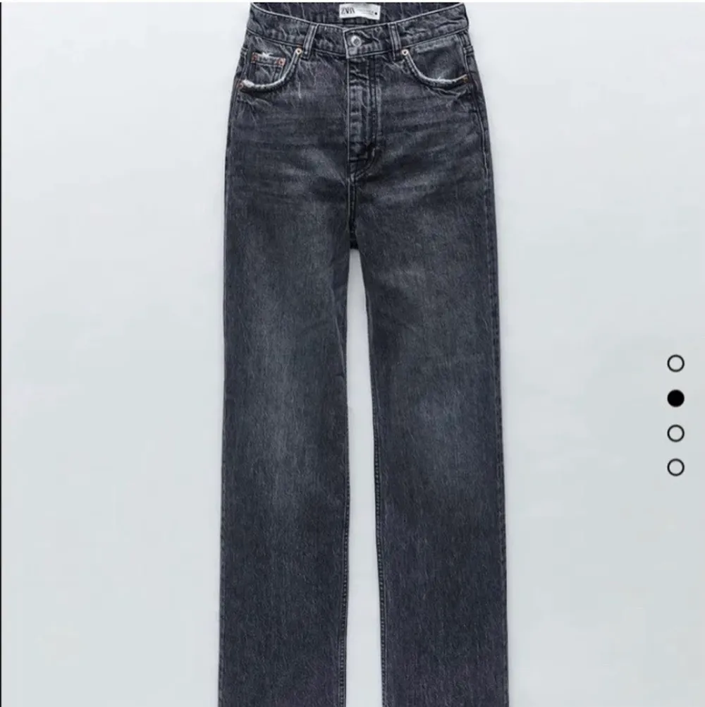Säljer ett par populära, slutsålda jeans från zara i storlek 36😊 Skriv för fler bilder! (Frakt 66kr). Jeans & Byxor.