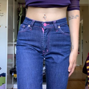Fiorucci - Jeans från fiorucci med rosa sömmar. Raka i benen. Står stl 26 men skulle säga att de är som en 24. 100kr plus frakt🌸🌸