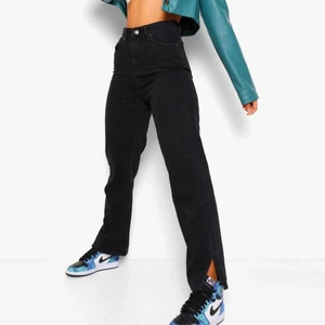 Jeans - Säljer dessa jeansen pågrund av att de e förstora. Endast testade en gång! Ny pris 450 säljer nu för 250 pluss frakt! (Priset kan diskuteras)