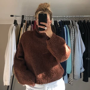 Stickad polotröja  - Jättemysig stickad polotröja, inköpt på Chiquelle för 1-2 år sedan! Färgen representeras bra på bilderna, brun med lite röda toner! Sitter tights runt halsen som en riktig polo ska! Inga defekter🤎 Storlek S/M