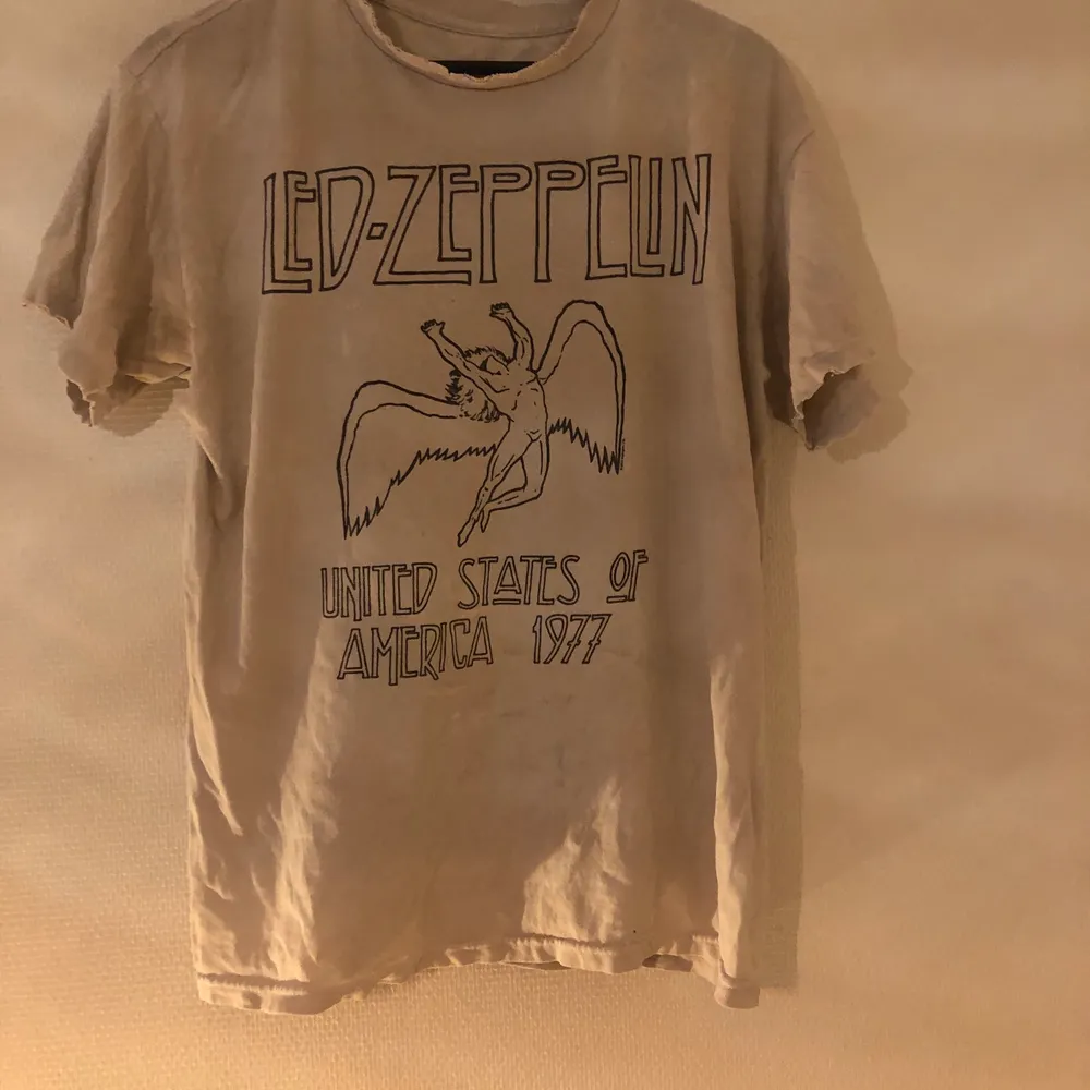 Lite oversize t-shirt med Led Zeppelin-tryck, har ett litet hål under ärmen bara⭐️ köpare står för frakt . T-shirts.