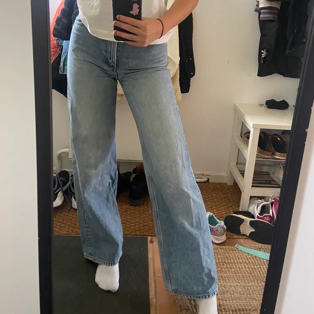 Populära jeans från monki i modellen Yoko. Ljusblå färg som är slutsåld på hemsidan. Knappt använda, storlek 25. Nypris 400kr. (Säljer även dessa i mörkgrå o svart). Jeans & Byxor.