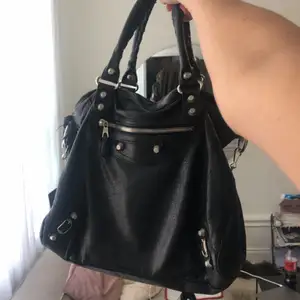 Säljer min svarta Balenciaga Velo bag som är inköpt för 15.695kr på NK Nathalie Shuterman. I använt men fint skick. KVITTO FINNS.