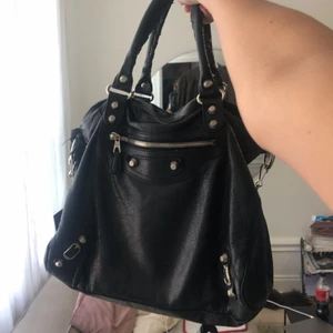 Balenciaga väska - Säljer min svarta Balenciaga Velo bag som är inköpt för 15.695kr på NK Nathalie Shuterman. I använt men fint skick. KVITTO FINNS.