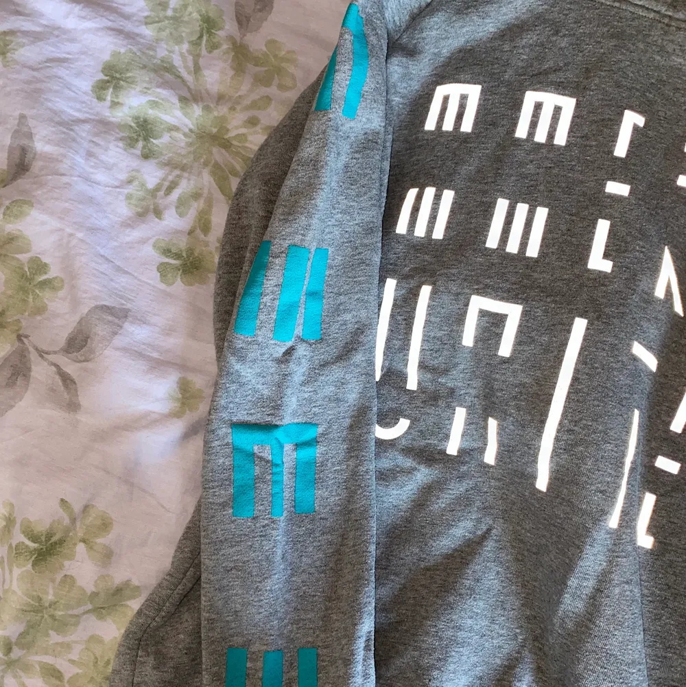 En grå huvtröja i storlek M, från Marcus & Martinus merchandise för turnén de hade 2018. Mycket fint skick. Hoodies.