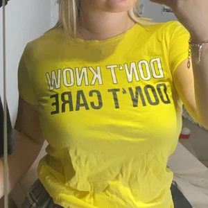 t-shirt  - säljer nu denna fina t-shirt med den balla texten på! den är ifrån new yorker och den är använd fåtal gånger! 