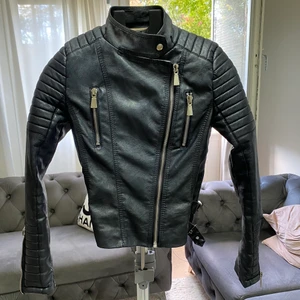 Skinnjacka  - Säljer min skinnjacka då jag rensar , jackan är fräsch och ej använd så mycket . Pris kan alltid diskuteras . Kan mötas och frakta om det behövs , märket är ”voyelles”