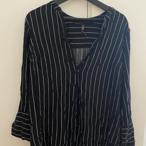 Blus  - Svart-vit randig blus/skjorta. Mjukt och luftigt material! Nyskick.