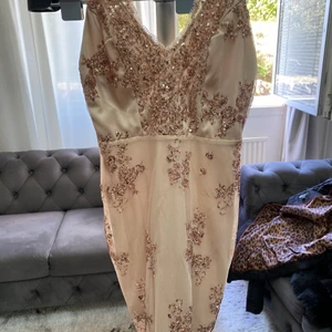 Klänning  - Superfin klänning som ej kommit till användning, passar skitbra till utekvällar eller fester . Pris kan alltid diskuteras 