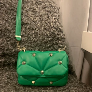 Väska med nitar  - Har nästan ångest att sälja denna skönhet för den är så så såååå snygg! Köpt i somras på zara och är som ny😊både på utsidan och insidan! Köparen står för frakt💕💕pm för mer bilder eller frågor.💕