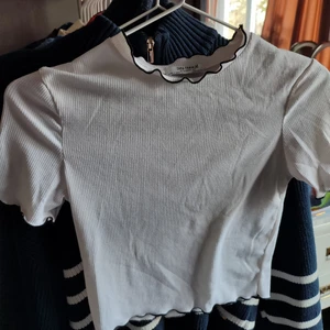 Vit t-shirt med svart Kant strl S - Storlek: S, nästan som en Xs. Skick: Bra skick knappt använd. Hör av dig om frågor upphör 😊