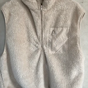 Väst  - Mysig väst från hm, Stl medium. Liten fläck på dragkedjan se bild två