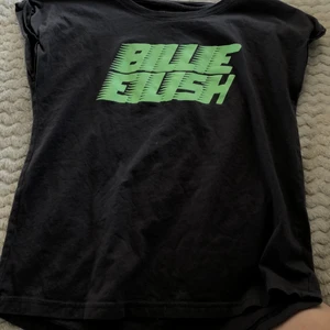 Bille Eilish T-shirt  - Billie Eilish t-shirt från H&M. Köpte för ungefär ett år sedan! Använd 1 gång! Fint skick <3