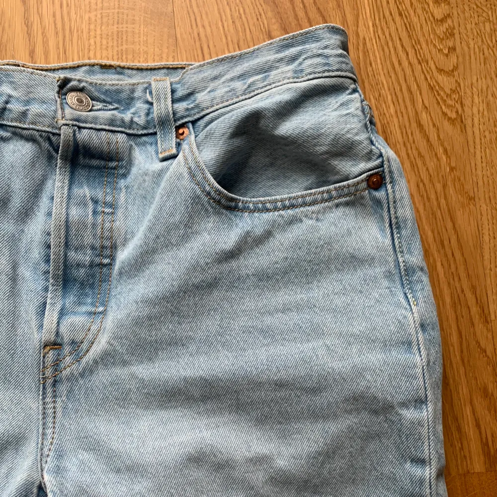 Levis jeans 501. Köpta i Levis butik. W27men insydda i midjan till W26 för att få lite baggy i benen men tight i midjan. . Jeans & Byxor.
