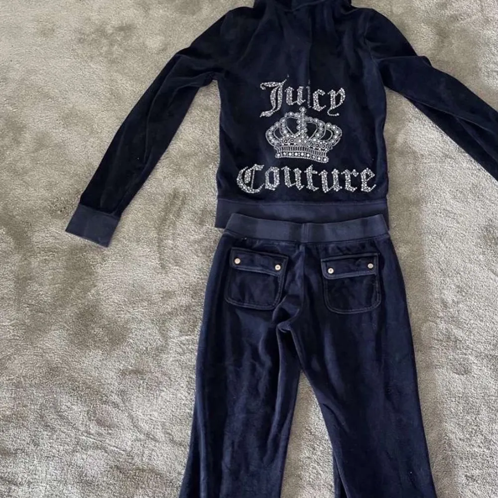 En juicy couture sett ,  ser ny ut byxorna har dock en fläck som man knappt lägger märke till, skriv privat för bild på fläcken. Köpte den för ca 2000,säljer hela sättet för 1000 eller 550st , strl M men passar mer som S, settet är äkta och inte från aliexpress , tack . Toppar.