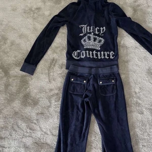 Juicy couture set  - En juicy couture sett ,  ser ny ut byxorna har dock en fläck som man knappt lägger märke till, skriv privat för bild på fläcken. Köpte den för ca 2000,säljer hela sättet för 1000 eller 550st , strl M men passar mer som S, settet är äkta och inte från aliexpress , tack 