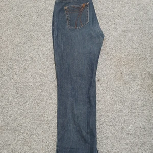 Jeans från Time 40R - Ett par mörka Jeans från Time. Har Maja broderat på insidan men inget som syns när man bär dem. Storlek 40. 