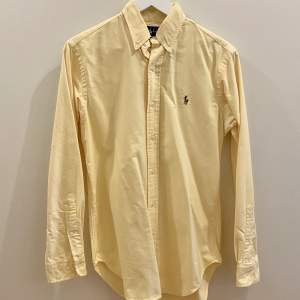 Ljusgul Ralph Lauren skjorta i herrmodell. Classic fit. Storlek EU 37 (S), USA/UK 14,5. Fint skick.