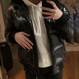 Calvin Klein jacka dam S - Säljer denna fina jacka från Calvin Klein i storlek S. Den är knappt använd så i ny skick⭐️ Säljer då det inte är min stil. Hör av er för frågor eller fler bilder⭐️ Skickas eller mötas upp, köparen står för frakten!