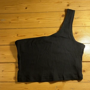 Svart ribbat linne - Svart ribbat linne från Shein. Helt oanvänt, endast provat. Jag skulle säga att den är stor i storleken då jag säljer för att den inte passade :) 