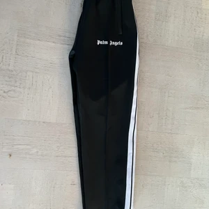 Palm Angels track pants  - Säljer ytterligare ett par Palm Angels Byxor, dock strl L denna gången. Hör av er vid frågor! 