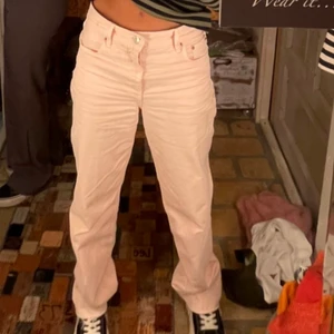 Zara jeans - Sälja snygga jeans från zara ser skrynkliga ut på bilden men den är gammal 💕 köpare står för frakt , sitter som midwaist eller mer lågmidjade på mig har vanligtvis storlek 36 men har 38 i dessa 