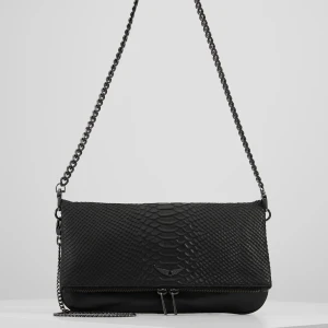 Zadig väska  - En Zadig väska köpte för 3000 kr och säljer lite runt samma pris eftersom jag använt 3-4 ggr 