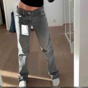 Gråa zara jeans (mid Rise) - Intresse koll 💕 funderar på att sälja mina midrise zara jeans! Super populära och super fina! Säljer endast vid bra bud. Skriv privat för fler bilder (budgivning ifall många är intresserade)  
