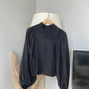 Silkes blus 💌 - Storlek: small Märke: H&M Skick: använd en gång Kan skicka fler bilder vid behov ❤️