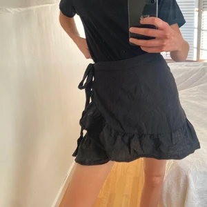 svart kjol från nelly  - jättefin svart kjol med volang från nly trend. storlek 38 men funkar även för mindre. använd ett fåtal gånger och är i fint skick!!