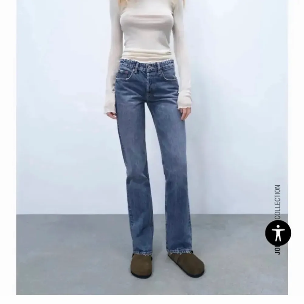 Säljer mina populära Zara byxor som är helt slutsålda i mörkblå. Helt nya, prislappen är kvar. St. 38 men passar även en 36. (lånade bilder, men kan skicka privata bilder). Köp direkt för 300❤️‍🔥. Jeans & Byxor.
