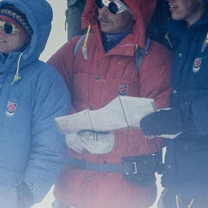 Fjällräven jacka - Intressekoll på min supervarma och mysiga fjällräven dunjacka expedition down jacket. Alla bilder är lånade, men jacka är princip i nyskick. Skriv för fler bilder. Jackan är marinblå och storlek L i dam, så fungerar för alla (passar mig som vanligtvis har S). Nypris 6000kr