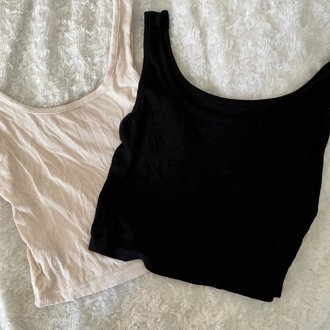 En svart och en gräddvit tröja