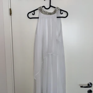 Studentklänning - Jättefin klänning med glittrig krage. Endast använd 1 gång för flera år sedan under min student.