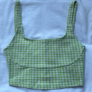 Zara topp - Suuuperfin grön topp från Zara 💚 Väl använd, men fortfarande i superbra skick! Säljer för att den tyvärr inte passar mig längre 😭