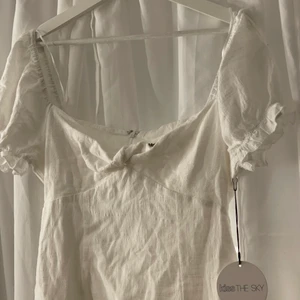 Fin klänning  - Säljer denna superfina vita klänningen endast för jag beställde i fel storlek. Helt oanvänd med lappen kvar, skulle behövas strykas men annars är den verkligen superfin med fina detaljer. Dragkedja på baksidan 💓💓 nypris 599 kr, mitt pris 199 kr inklusive frakt. 