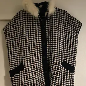 Dogtooth detail with hood  Size L but fits well as an oversized vest on a size S Material 80% Acrylic 10% wool 10%Angora