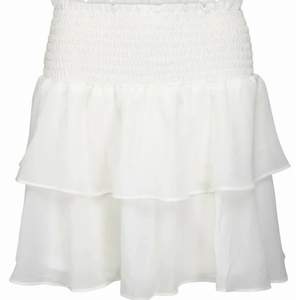 Jag säljer min vita ”stockholmstil” kjol. Har ingen använding för den längre tyvärr. Lånade bilder, vill du ha egna bilder är det bara att skriva💗💗 Den är i storlek S men väldigt stretchig.